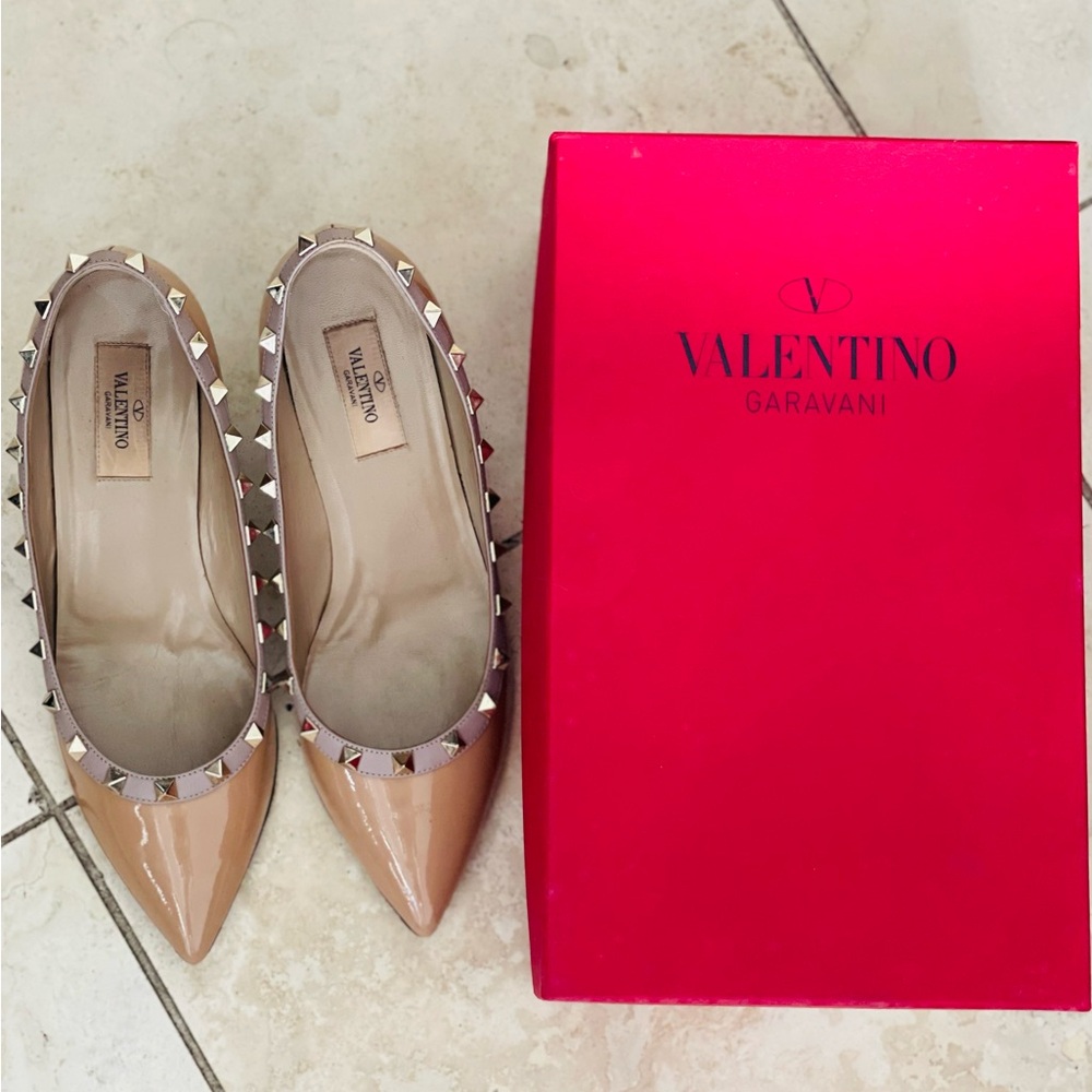 Valentino Garavani Tan Cream Rockstud Heels